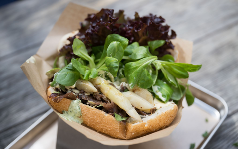 Das Berliner Restaurant «Kebap with attitude» hat zur Spargelsaison nun auch den «Döner Beelitzer Art» im Angebot. - Foto: Sebastian Christoph Gollnow/dpa