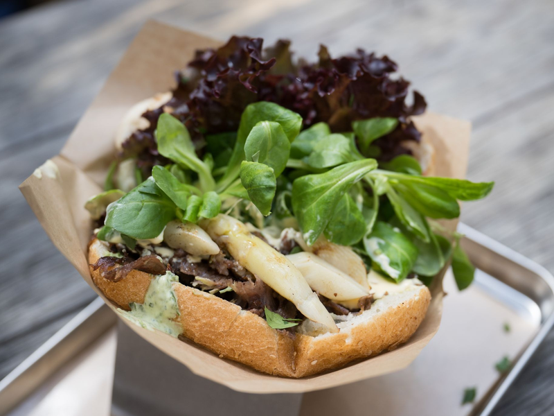 Das Berliner Restaurant «Kebap with attitude» hat zur Spargelsaison nun auch den «Döner Beelitzer Art» im Angebot. - Foto: Sebastian Christoph Gollnow/dpa