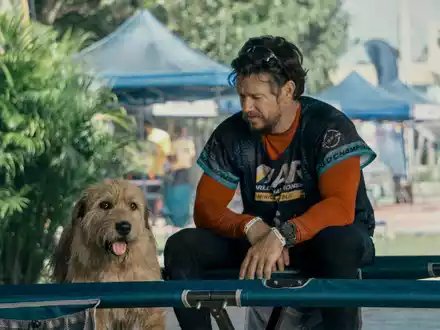 Mark Wahlberg als Michael in einer Szene des Films «Arthur der Große». Der Schauspieler setzt sich für die Adoption von Haustieren ein. - Foto: Carlos Rodriguez/Lionsgate/dpa