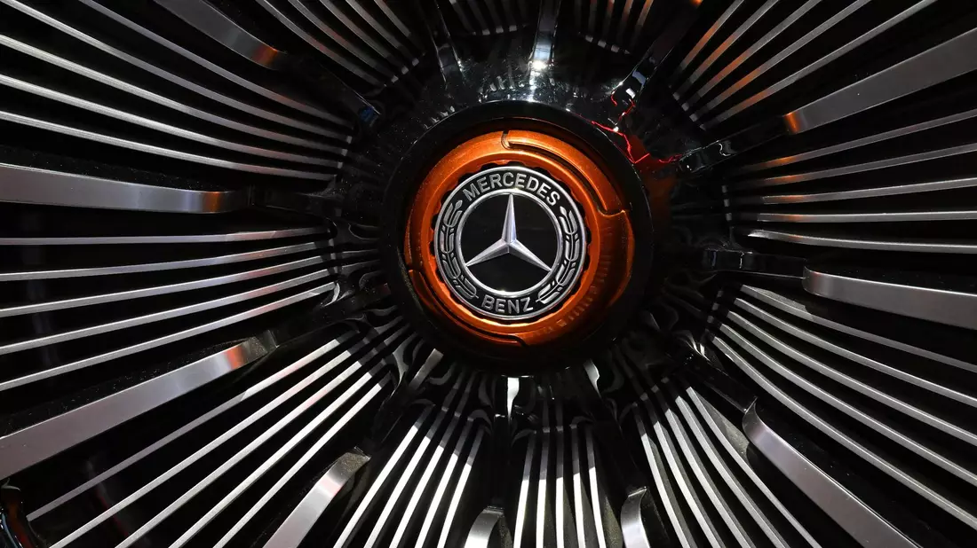 Unter dem Strich fuhr Mercedes-Benz im ersten Quartal mit 3,03 Milliarden Euro rund ein Viertel weniger Konzerngewinn ein. - Bild: Martin Schutt/dpa