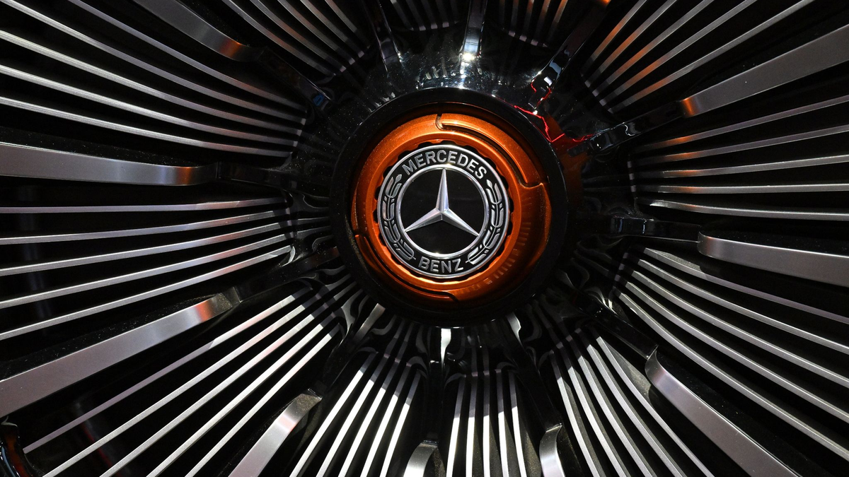 Unter dem Strich fuhr Mercedes-Benz im ersten Quartal mit 3,03 Milliarden Euro rund ein Viertel weniger Konzerngewinn ein. - Foto: Martin Schutt/dpa