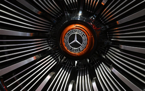 Unter dem Strich fuhr Mercedes-Benz im ersten Quartal mit 3,03 Milliarden Euro rund ein Viertel weniger Konzerngewinn ein. - Foto: Martin Schutt/dpa