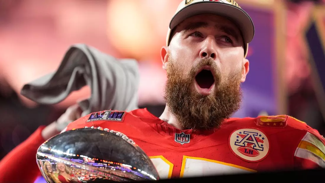 Travis Kelce bleibt zwei weitere Jahre bei den Kansas City Chiefs. - Bild: Ashley Landis/AP/dpa