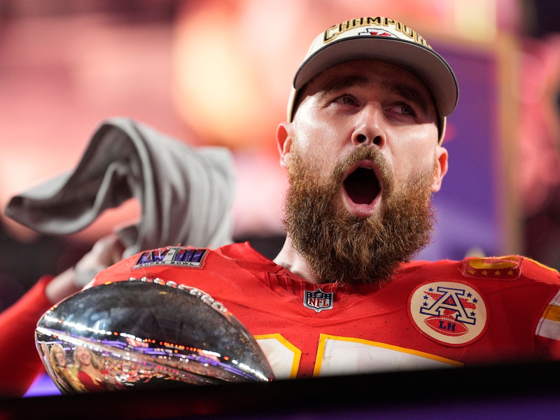 Travis Kelce bleibt zwei weitere Jahre bei den Kansas City Chiefs. - Foto: Ashley Landis/AP/dpa