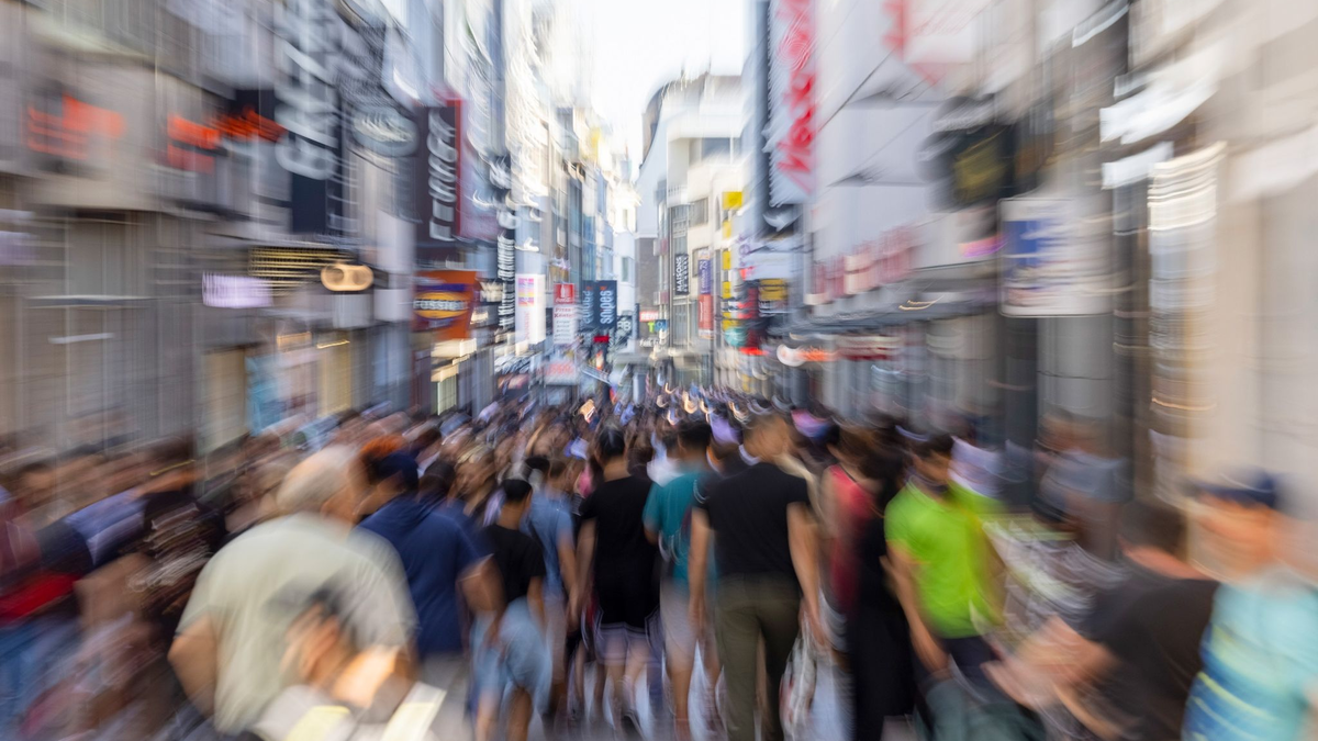 «Verbraucherinnen und Verbraucher geben wieder mehr Geld aus, was auch den Einzelhandel stärkt», stellt das Ifo-Institut fest. - Foto: Thomas Banneyer/dpa