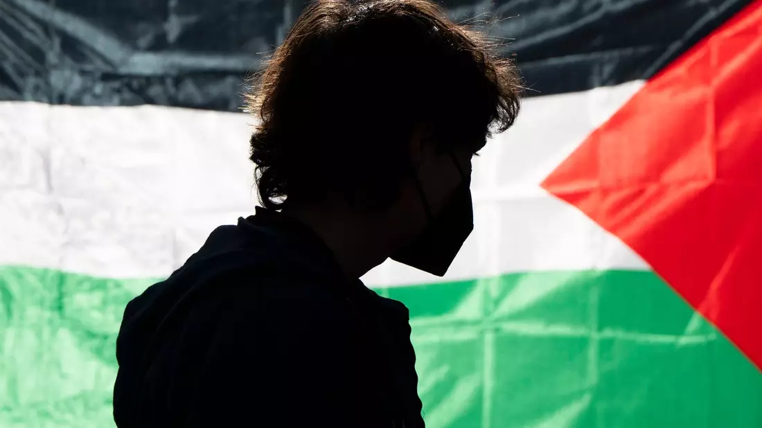 Die Demonstrierenden kritisieren das Vorgehen Israels im Gaza-Krieg und fordern Solidarität mit den Palästinensern. - Bild: Jenny Kane/AP/dpa