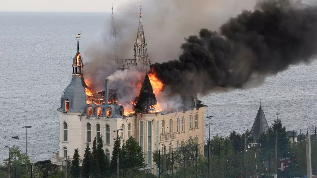 Ein Gebäude der Rechtsakademie von Odessa brennt nach einem russischen Raketenangriff. - Bild: Victor Sajenko/AP/dpa