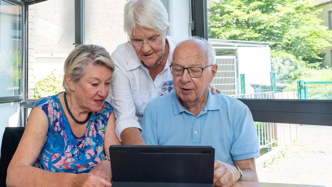 Mehr digitale Lernorte für Ältere im ländlichen Raum / Der DigitalPakt Alter fördert jetzt bundesweit 250 Erfahrungsorte, in denen Menschen 60+ digitale Kompetenzen aufbauen können - Bild: presseportal.de