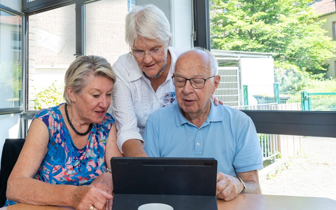 Mehr digitale Lernorte für Ältere im ländlichen Raum / Der DigitalPakt Alter fördert jetzt bundesweit 250 Erfahrungsorte, in denen Menschen 60+ digitale Kompetenzen aufbauen können - Foto: presseportal.de