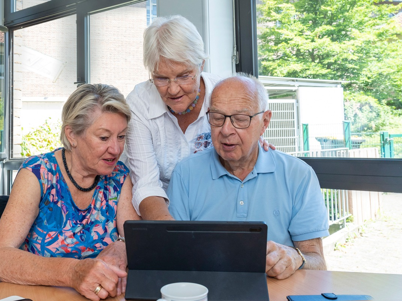 Mehr digitale Lernorte für Ältere im ländlichen Raum / Der DigitalPakt Alter fördert jetzt bundesweit 250 Erfahrungsorte, in denen Menschen 60+ digitale Kompetenzen aufbauen können - Foto: presseportal.de