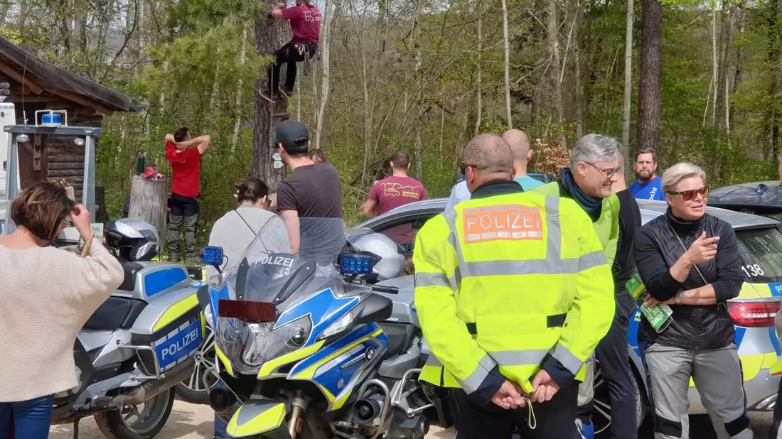 POL-KN: Für mehr Sicherheit und weniger Lärm - Motorrad-Aktionstag, Polizei und Kooperationspartner informieren Motorradfahrerinnen und Motorradfahrer auf dem Knopfmacher bei Fridingen an der Donau - Bild: presseportal.de