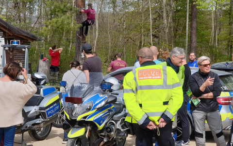 POL-KN: Für mehr Sicherheit und weniger Lärm - Motorrad-Aktionstag, Polizei und Kooperationspartner informieren Motorradfahrerinnen und Motorradfahrer auf dem Knopfmacher bei Fridingen an der Donau - Foto: presseportal.de