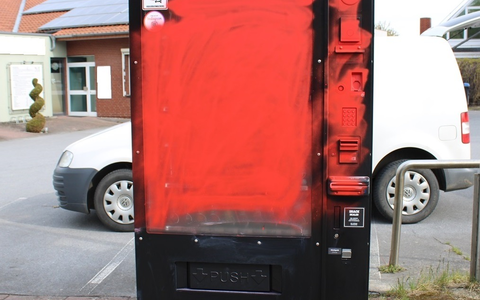 POL-MI: Snack-Automat mit Farbe beschmiert - Foto: presseportal.de