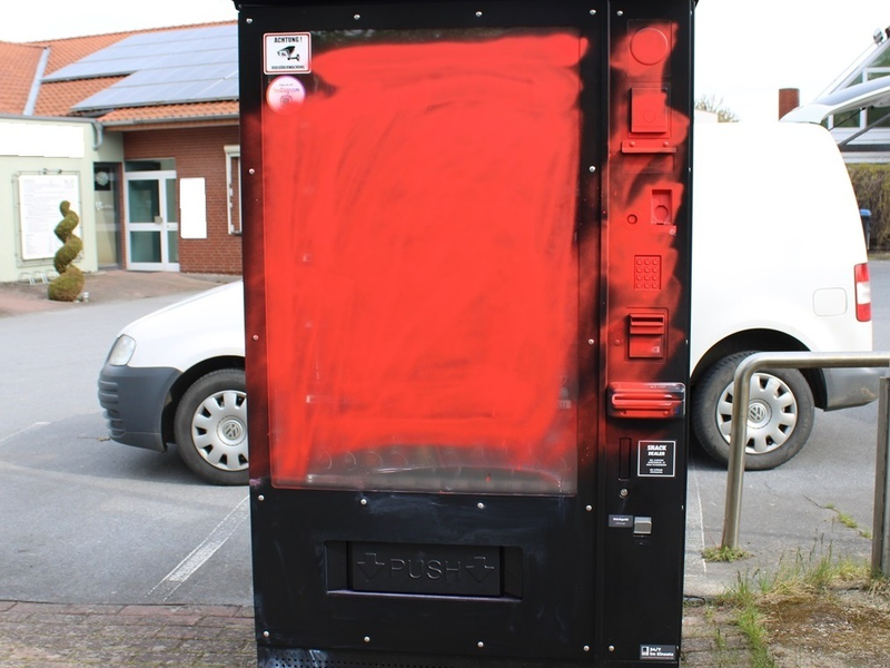 POL-MI: Snack-Automat mit Farbe beschmiert - Foto: presseportal.de