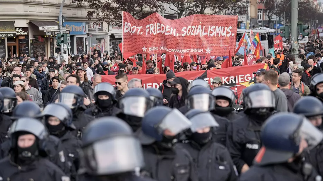 Ein Demonstrationszug am 1. Mai 2023: In diesem Jahr rechnet die Polizei mit aggressiven Demonstranten sowie Angriffen mit Flaschen- und Steinwürfen. - Bild: Michael Kappeler/dpa