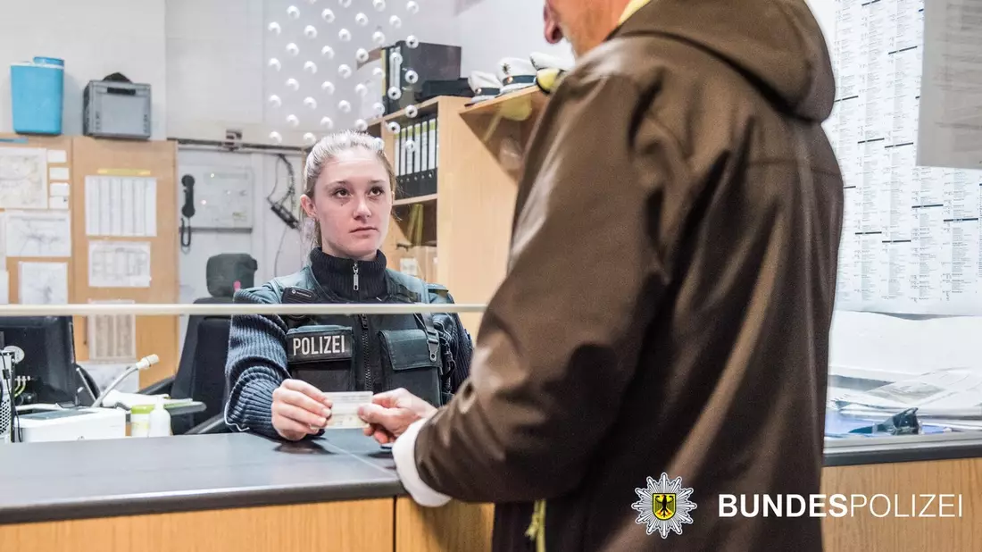 Bundespolizeidirektion München: Kameras im Wert von 25.000 Euro gestohlen / Trickdiebe schlagen in Münchner S-Bahnstation zu - Bild: presseportal.de