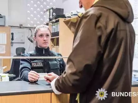 Bundespolizeidirektion München: Kameras im Wert von 25.000 Euro gestohlen / Trickdiebe schlagen in Münchner S-Bahnstation zu - Foto: presseportal.de