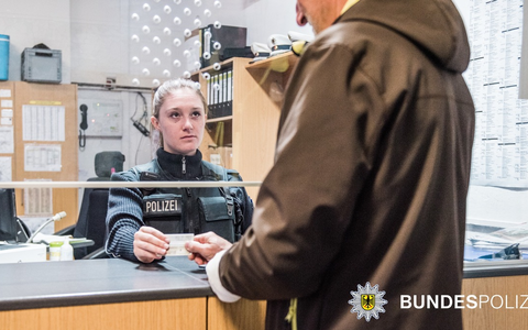 Bundespolizeidirektion München: Kameras im Wert von 25.000 Euro gestohlen / Trickdiebe schlagen in Münchner S-Bahnstation zu - Foto: presseportal.de
