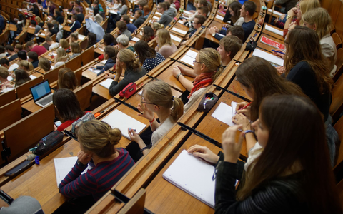 Studentinnen und Studenten während einer Vorlesung. - Foto: Swen Pförtner/dpa