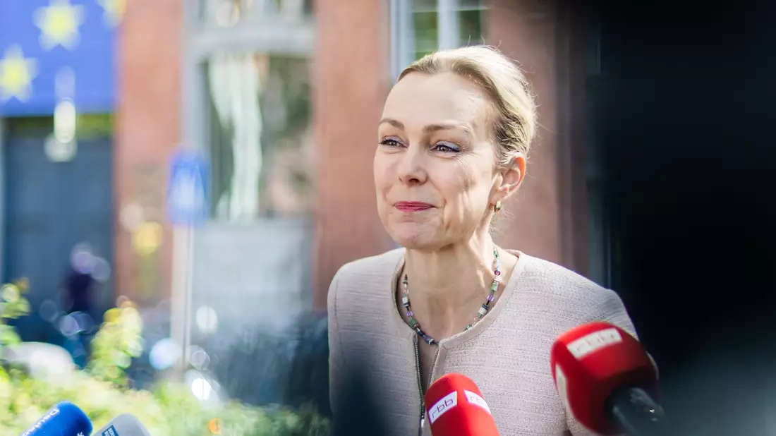 Die Berliner Verkehrssenatorin Manja Schreiner verliert ihren Doktortitel und will nun zurücktreten. - Bild: Christoph Soeder/dpa
