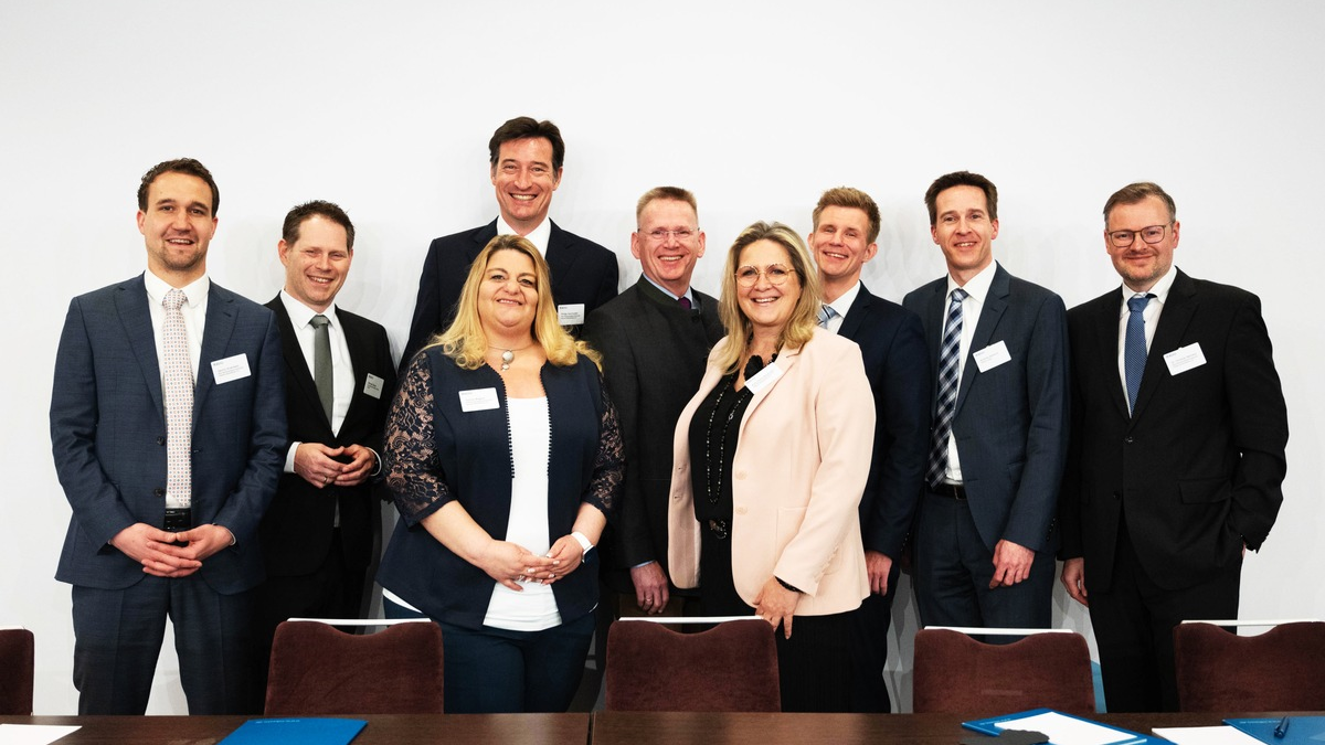 Neu gewähltes BDIU-Präsidium will den Verband auf bereitere Basis stellen / Anke Blietz-Weidmann neue BDIU-Präsidentin / Kirsten Pedd einstimmig zur Ehren-Präsidentin gewählt - Foto: presseportal.de