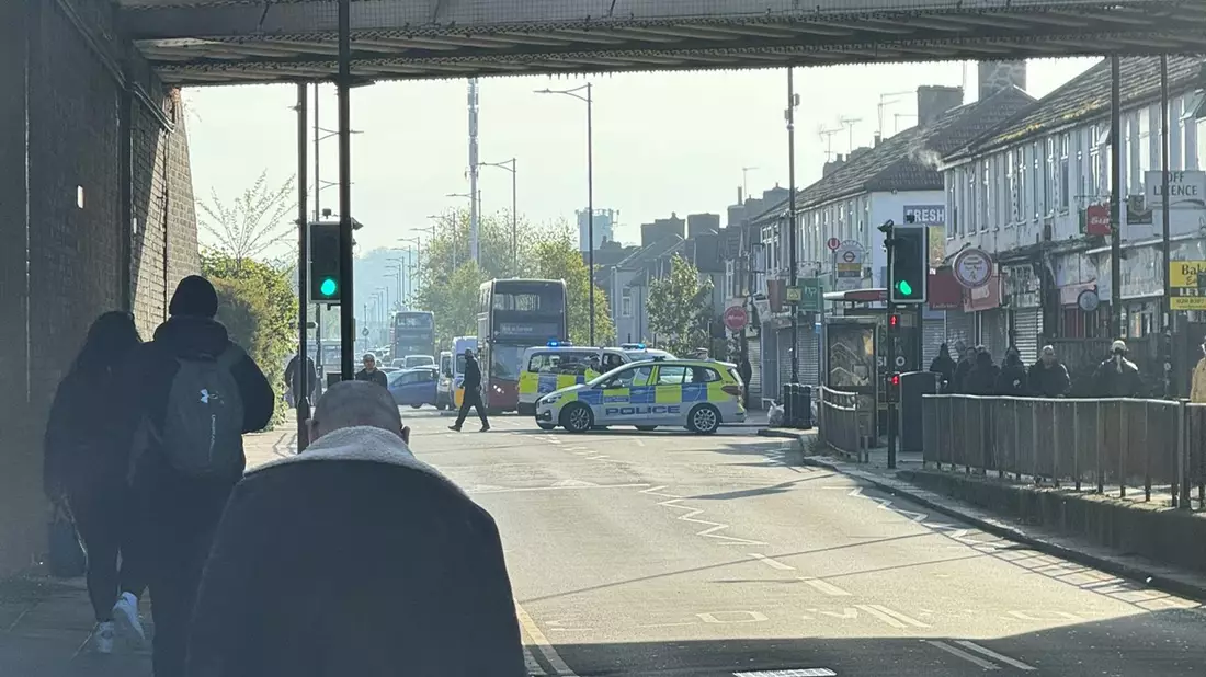 Einsatzkräfte sind im Nordosten Londons nach dem Angriff mit einem Schwert im Einsatz. - Bild: Peter Kingdom/PA Media/dpa