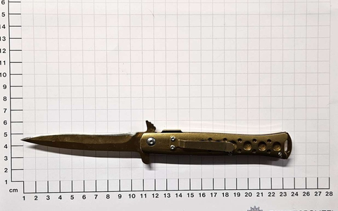 BPOL NRW: Warum werde gerade ich kontrolliert? - Bundespolizisten stellen Springmesser sicher - Foto: presseportal.de