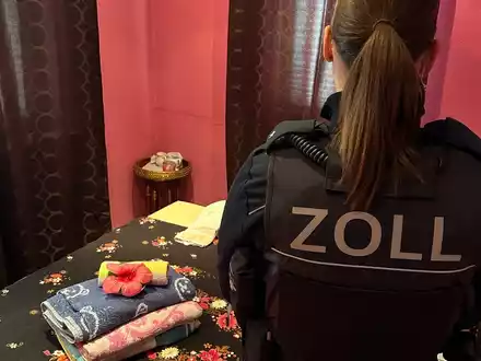 HZA-MS: Versteck- und Fluchtversuche von illegal Beschäftigten erfolglos/Zoll Münster kontrolliert Restaurants und Massagestudios - Foto: presseportal.de