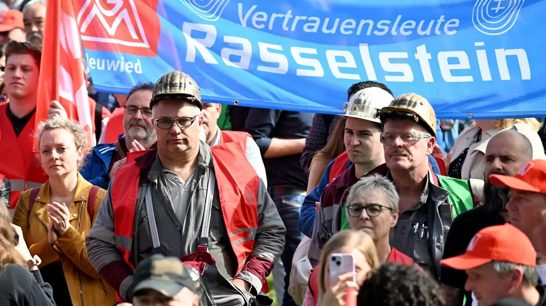 Gewerkschaftsmitglieder und Stahlarbeiter bei einer Protest-Kundgebung der Thyssenkrupp-Stahlsparte in Duisburg. - Bild: Federico Gambarini/dpa