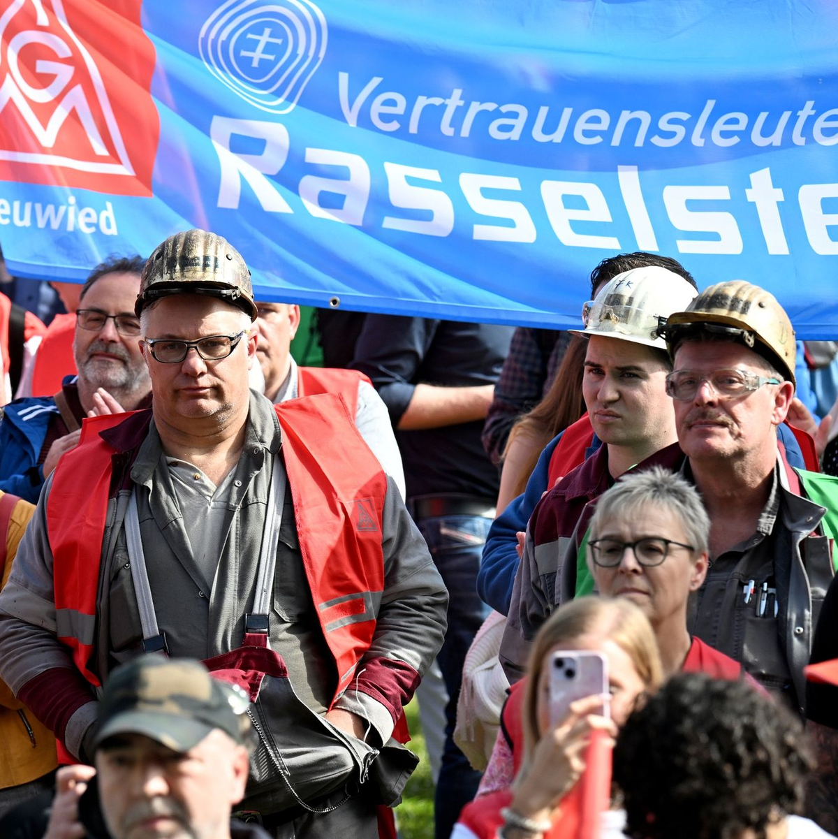 Gewerkschaftsmitglieder und Stahlarbeiter bei einer Protest-Kundgebung der Thyssenkrupp-Stahlsparte in Duisburg. - Foto: Federico Gambarini/dpa