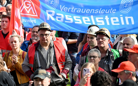 Gewerkschaftsmitglieder und Stahlarbeiter bei einer Protest-Kundgebung der Thyssenkrupp-Stahlsparte in Duisburg. - Foto: Federico Gambarini/dpa