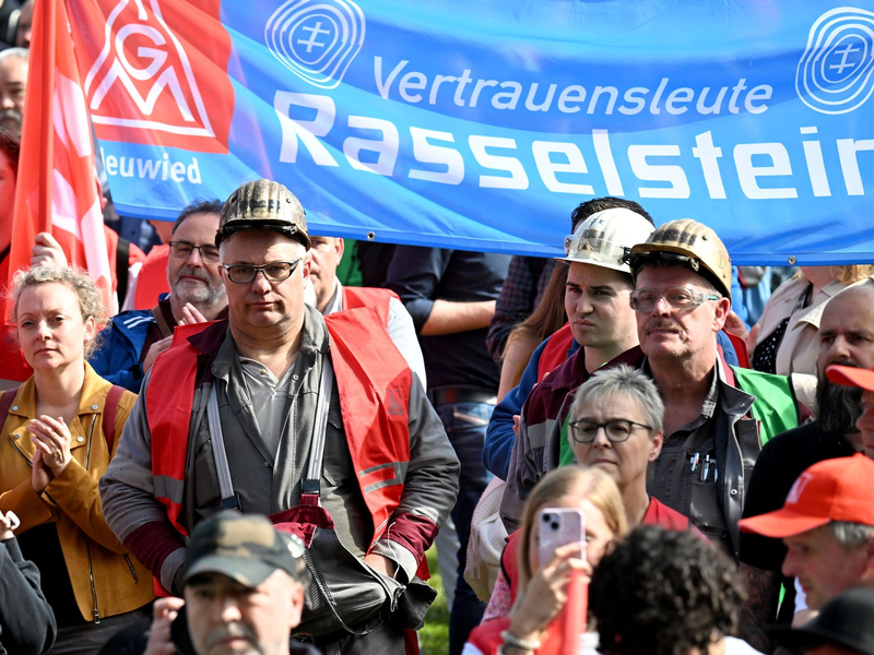 Gewerkschaftsmitglieder und Stahlarbeiter bei einer Protest-Kundgebung der Thyssenkrupp-Stahlsparte in Duisburg. - Foto: Federico Gambarini/dpa