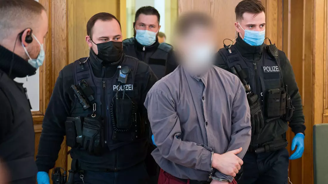 Der verurteilte zweifache Polizistenmörder stand erneut vor Gericht (Archivbild). - Bild: Oliver Dietze/dpa
