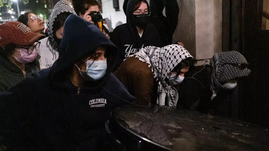 Studierende blockieren den Eingang der Hamilton Hall an der Columbia University in New York nach der Besetzung. - Bild: Marco Postigo Storel/AP/dpa
