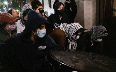 Studierende blockieren den Eingang der Hamilton Hall an der Columbia University in New York nach der Besetzung. - Foto: Marco Postigo Storel/AP/dpa