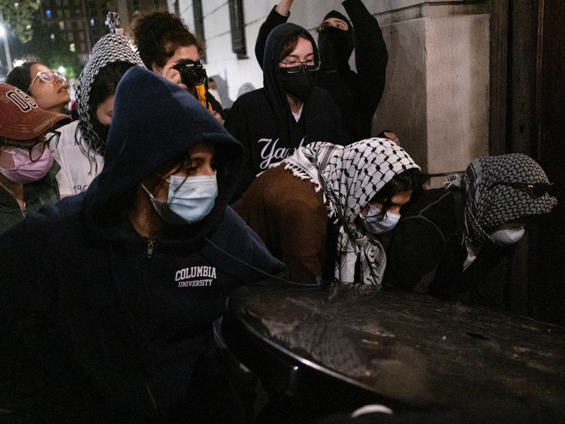 Studierende blockieren den Eingang der Hamilton Hall an der Columbia University in New York nach der Besetzung. - Foto: Marco Postigo Storel/AP/dpa