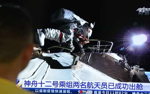 Ein Mann verfolgt vor dem Fernseher die Live-Übertragung eines Außeneinsatzes an der Raumstation «Tiangong» (Archivbild). - Foto: Sheldon cooper/SOPA Images via ZUMA Wire/dpa