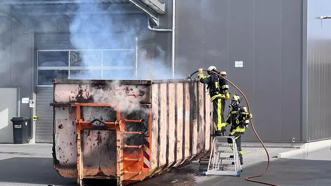 FW-BO: Brand eines Großcontainers in Bochum Gerthe - Bild: presseportal.de