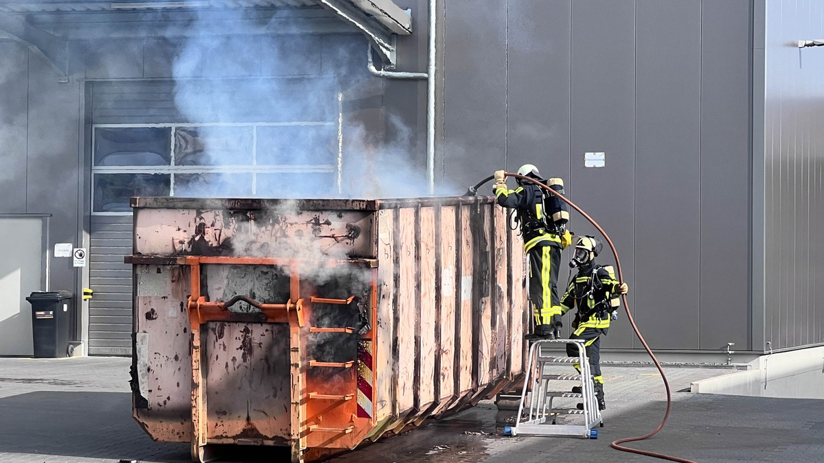 FW-BO: Brand eines Großcontainers in Bochum Gerthe - Foto: presseportal.de