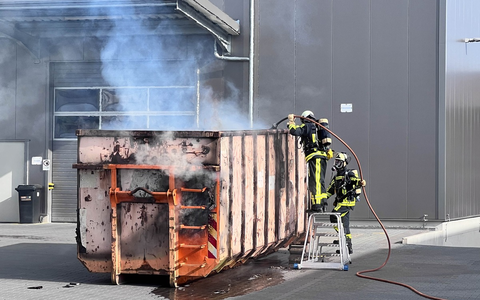 FW-BO: Brand eines Großcontainers in Bochum Gerthe - Foto: presseportal.de
