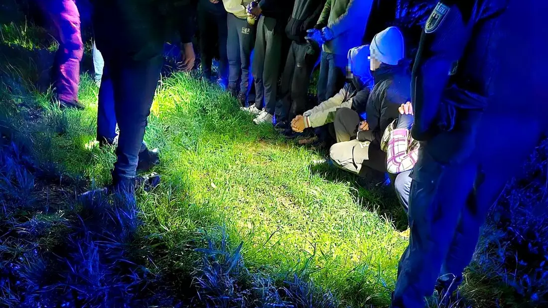 Bundespolizeidirektion München: Nach gefährlicher Fahrt auf Ladefläche: Migrantengruppe irrt orientierungslos durch Grenzgebiet / Bundespolizei findet acht geschleuste Syrer in Waldstück bei Prien am Chiemsee - Bild: presseportal.de