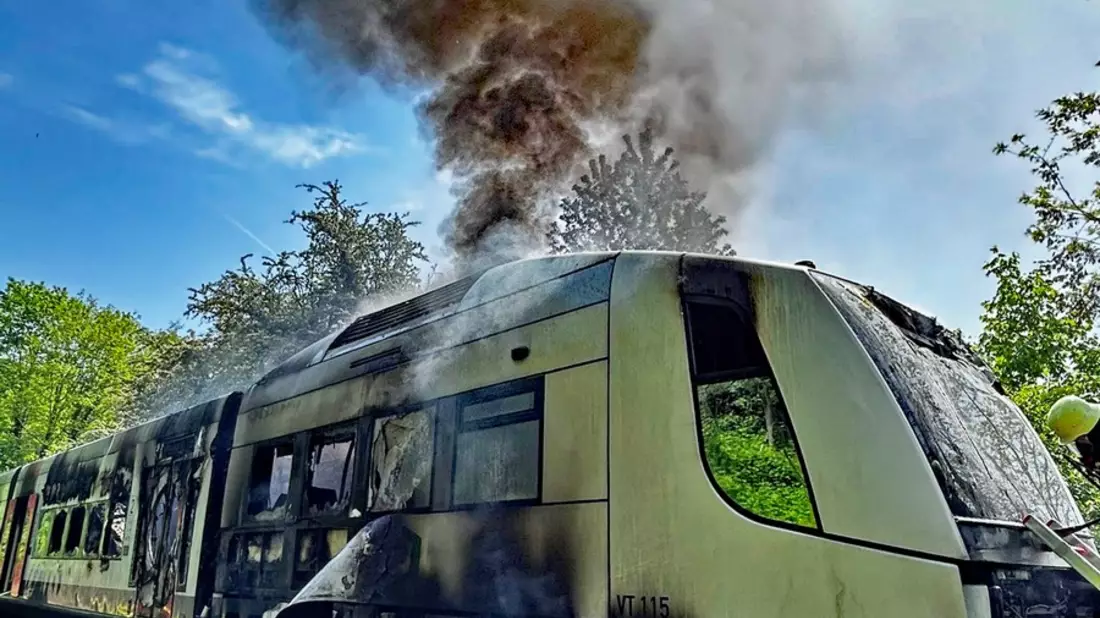 POL-ME: Brennende S-Bahn: Großeinsatz von Feuerwehr und Polizei - Erkrath - 2404112 - Bild: presseportal.de