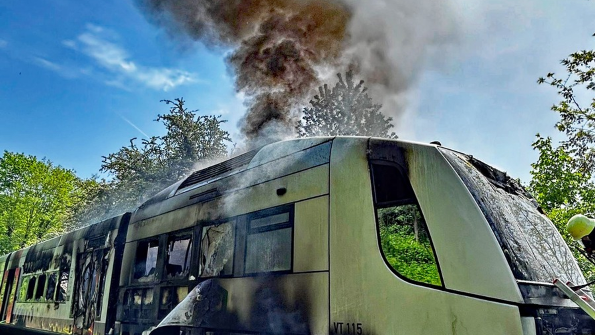 POL-ME: Brennende S-Bahn: Großeinsatz von Feuerwehr und Polizei - Erkrath - 2404112 - Foto: presseportal.de