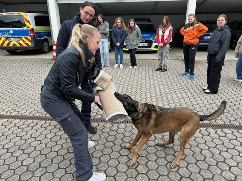 POL-PDTR: Teilnahme der PW Konz und der PI Saarburg am bundesweiten Girls'Day - Foto: presseportal.de