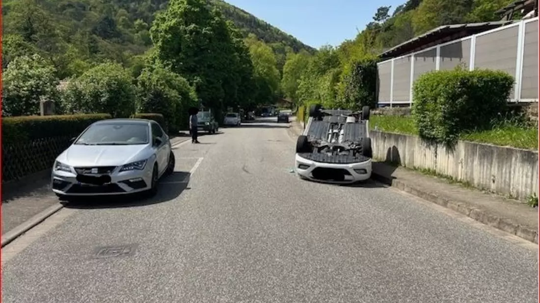 POL-PDLD: Pkw landet auf Dach - Fahrerin leichtverletzt - Bild: presseportal.de
