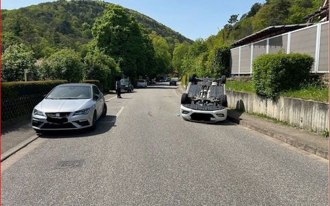 POL-PDLD: Pkw landet auf Dach - Fahrerin leichtverletzt - Foto: presseportal.de