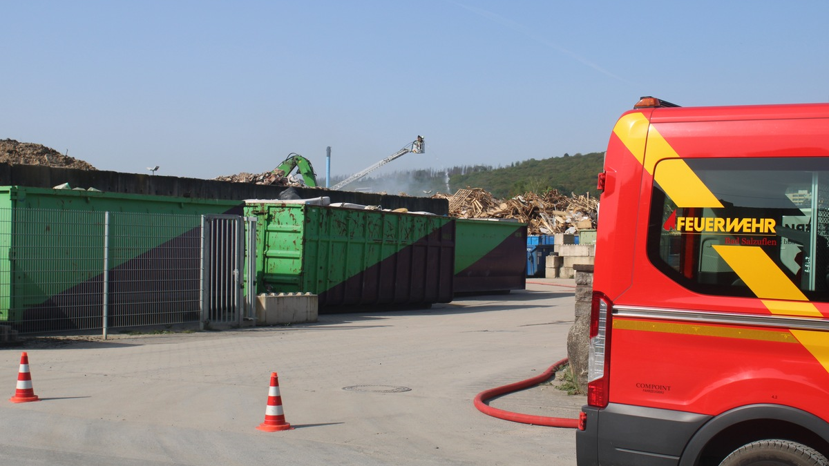 FF Bad Salzuflen: Brennende Holz- und Papierstapel halten Feuerwehr Bad Salzuflen über Stunden in Atem / Verletzt wird bei dem Einsatz niemand - Foto: presseportal.de