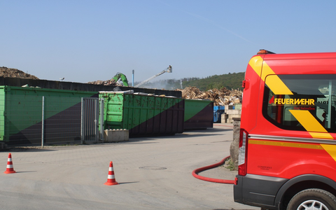 FF Bad Salzuflen: Brennende Holz- und Papierstapel halten Feuerwehr Bad Salzuflen über Stunden in Atem / Verletzt wird bei dem Einsatz niemand - Foto: presseportal.de FF Bad Salzuflen: Brennende Holz- und Papierstapel halten Feuerwehr Bad Salzuflen über Stunden in Atem / Verletzt wird bei dem Einsatz niemand - Foto: presseportal.de