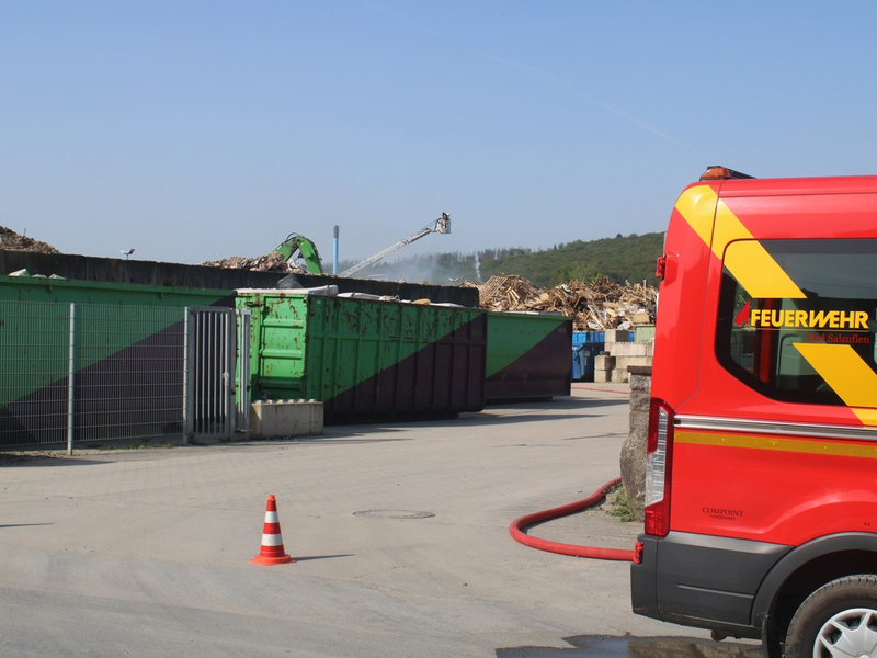 FF Bad Salzuflen: Brennende Holz- und Papierstapel halten Feuerwehr Bad Salzuflen über Stunden in Atem / Verletzt wird bei dem Einsatz niemand - Foto: presseportal.de
