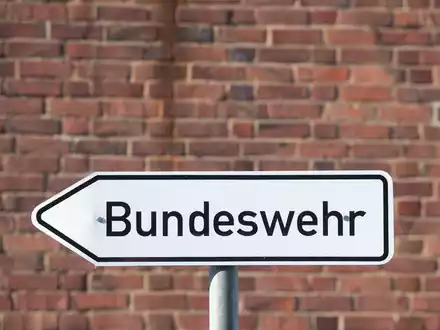 Ein Sprecher der Bundeswehr bestätigte, dass ein unbemanntes Flugobjekt zu Boden gegangen sei. - Foto: Stefan Sauer/dpa-Zentralbild/dpa
